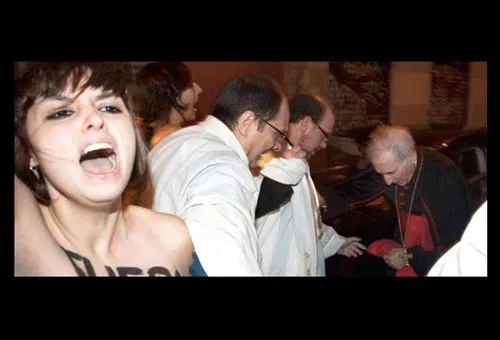 Una imagen del ataque de Femen contra el Cardenal Rouco (Captura Youtube)?w=200&h=150