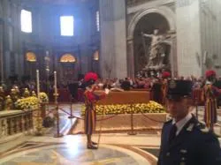 Peregrinos desfilan ante restos del Beato Juan Pablo II