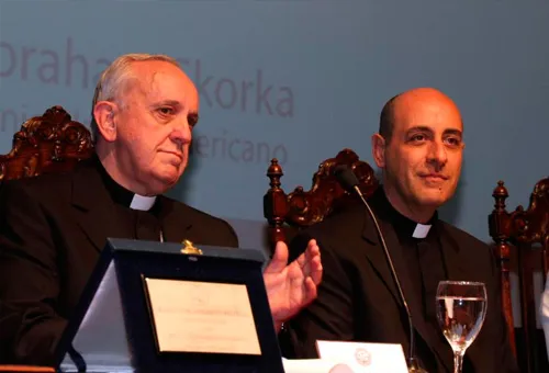 El entonces Cardenal Bergoglio, ahora Papa Francisco, con Mons. Víctor Manuel Fernández (foto AICA)?w=200&h=150