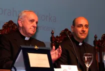El entonces Cardenal Bergoglio, ahora Papa Francisco, con Mons. Víctor Manuel Fernández (foto AICA)