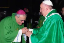 Mons. Demetrio Fernández junto al Papa. Foto: Arzobispado de Córdoba