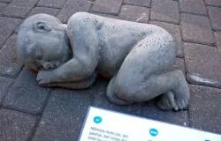 Aborto: Esculturas de no nacidos conmueven a transeúntes en calles ...