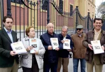 Cárdenas (izda.) y voluntarios de 'MasLibres.Org' ante San Telmo (Foto Europa Press / Maslibres