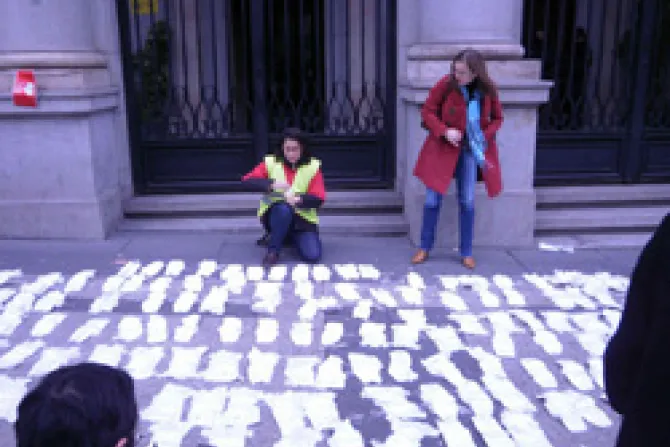 Madres españolas revisten de pañales Ministerio de la Igualdad en día de la Mujer