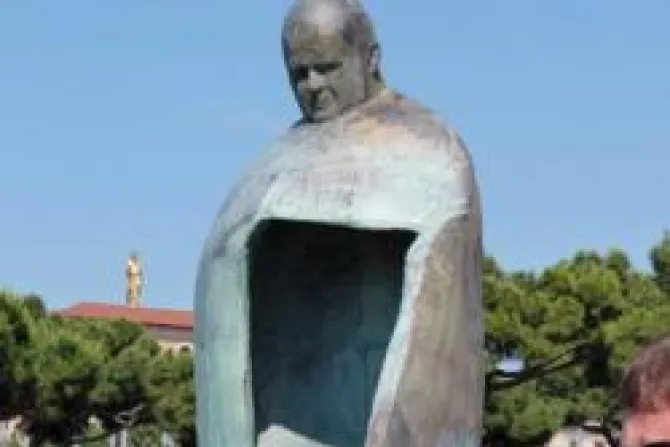 Inauguran monumento de Beato Juan Pablo II el día de su cumpleaños en Roma