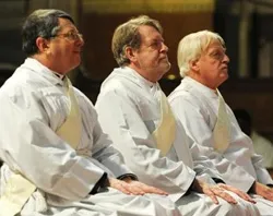 El P. Keith Newton (izquierda) junto al P. Andrew Burnham y al P. John Broadhurst el día de su ordenación?w=200&h=150