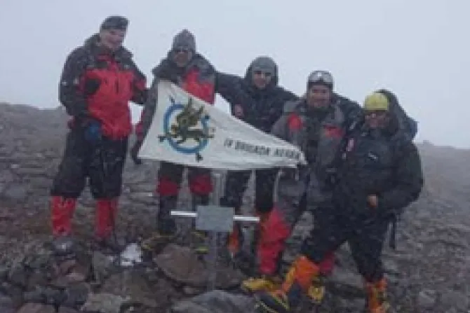 Argentinos colocan Cruz de Bicentenario en montaña más alta de América