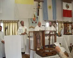 Cardenal Bergoglio en la Misa de la parroquia San Juan Diego (foto AICA)?w=200&h=150