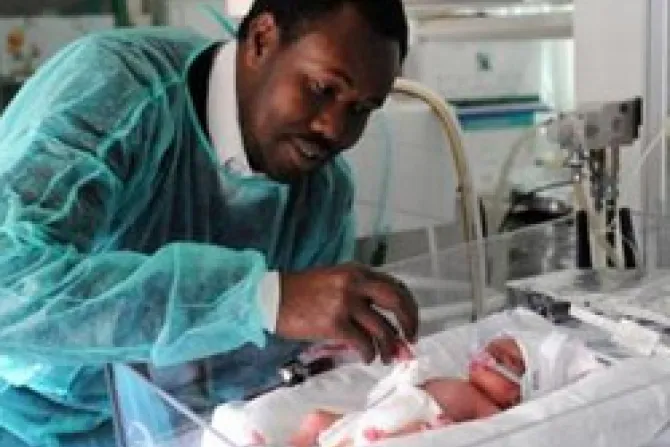 Joven madre en coma da a luz bebé de 800 gramos: "Un milagro viviente"