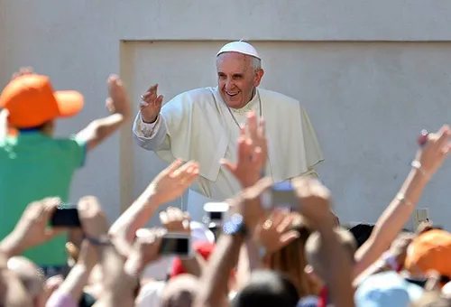 El Papa pide ayudar a refugiados y dar testimonio del Evangelio de la Vida
