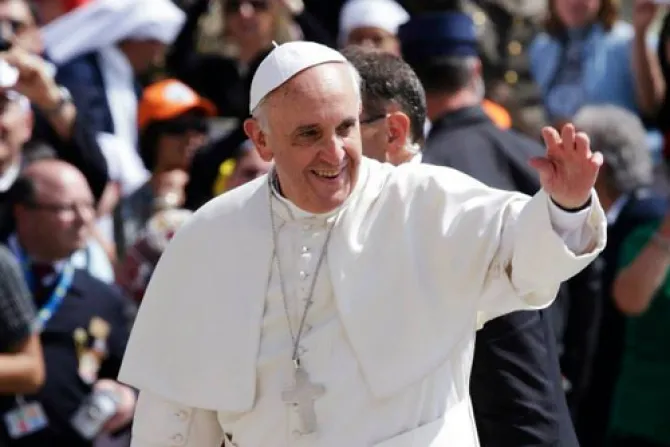 Calurosa acogida al Papa Francisco en Castel Gandolfo para el Ángelus