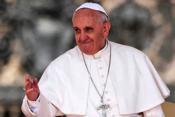 Las obras de la Iglesia deben hacerse con corazón de pobreza, afirma el Papa