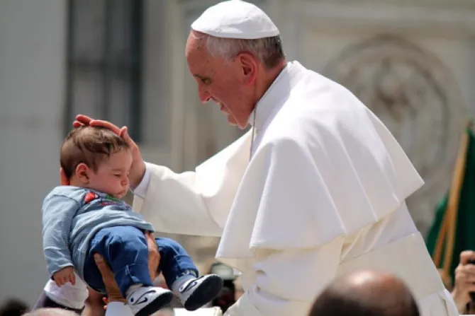 Cada niño bautizado es un prodigio de la fe y una fiesta para la familia de Dios, dice el Papa