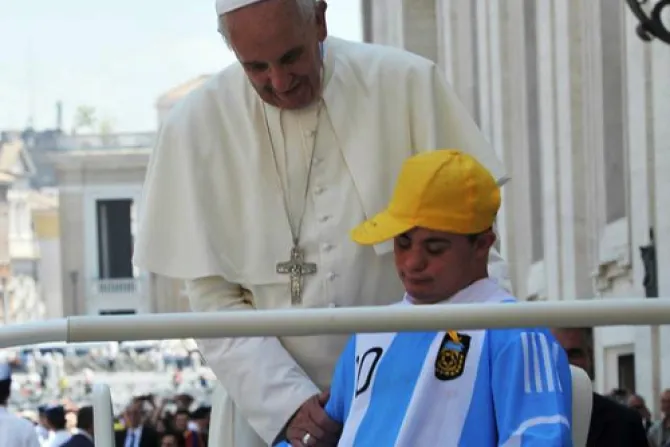 VIDEO: Francisco invita a joven con síndrome de Down a subir al papamóvil