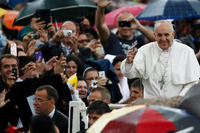 El Papa acabó empapado por la lluvia tras saludar a multitud en San Pedro
