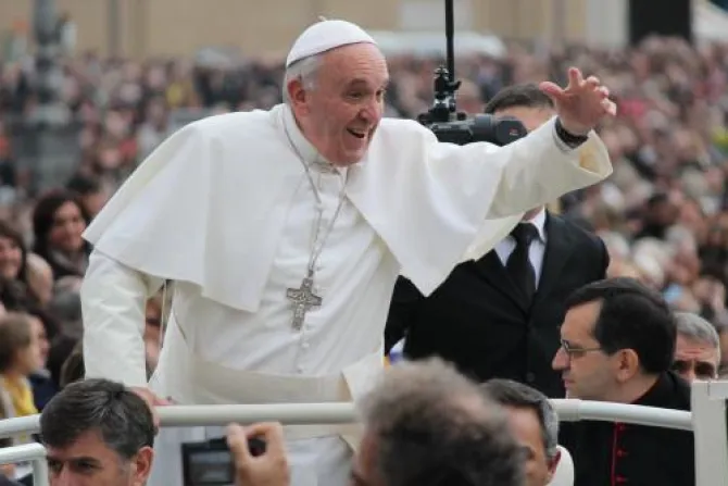 Dios ha querido nacer en una familia humana como nosotros, dice el Papa