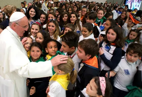 El Papa con un grupo de los miles de alumnos de jesuitas que recibió hoy