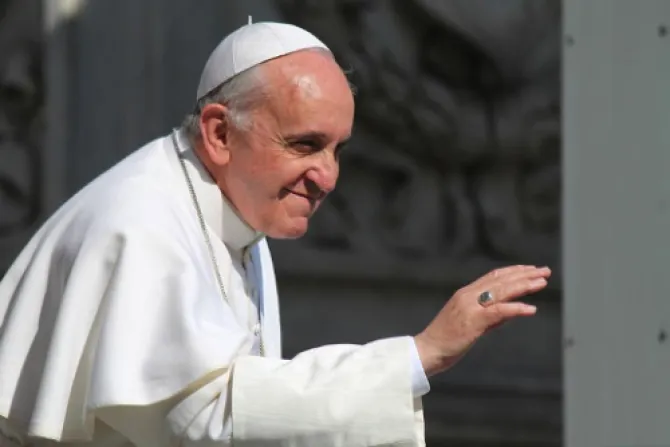 Por encima del dinero y el poder está la dignidad humana, afirma el Papa