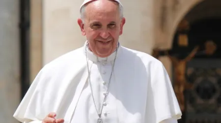 Santos no son superhombres sino personas que han conocido el amor de Dios, dice el Papa