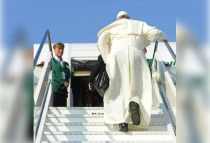 Papa Francisco sube al aviu00f3n rumbo a Ru00edo de Janeiro. Foto: L'Osservatore Romano
