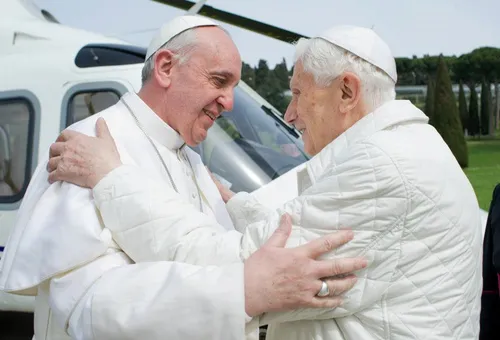 Papa Francisco en su primer encuentro con Benedicto XVI tras ser elegido pontífice. Foto: News.va?w=200&h=150