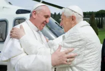 Papa Francisco en su primer encuentro con Benedicto XVI tras ser elegido pontífice. Foto: News.va