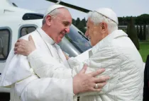 Papa Francisco reza junto a Benedicto XVI en Castel Gandolfo. Foto: News.va