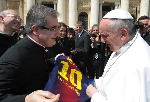 Papa Francisco recibe camiseta de Lionel Messi. Foto: News.va?w=200&h=150