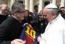 Papa Francisco recibe camiseta de Lionel Messi. Foto: News.va