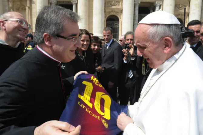 Papa recibe camiseta del Barcelona firmada por Messi