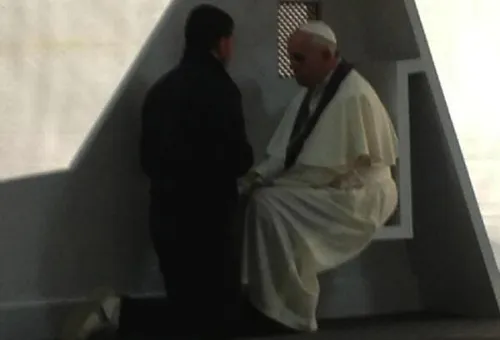 Confesión del Papa a un joven esta mañana. Foto: Twitter @PCCS_VA?w=200&h=150