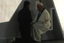 Confesión del Papa a un joven esta mañana. Foto: Twitter @PCCS_VA