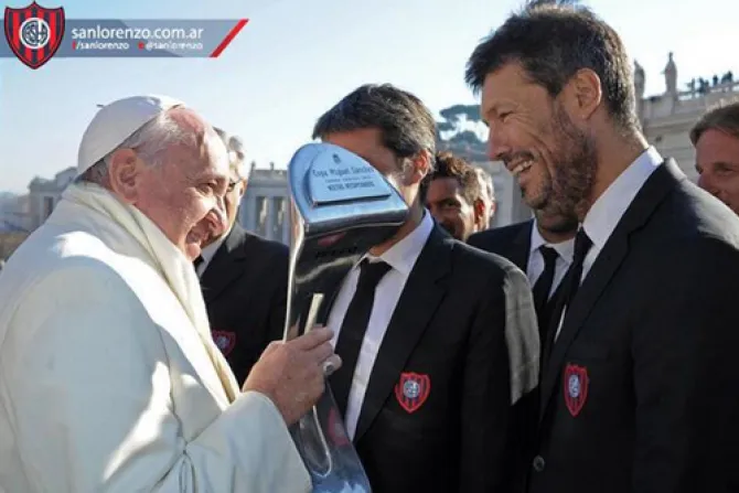 El Papa recibe trofeo de campeonato argentino de manos del Club San Lorenzo