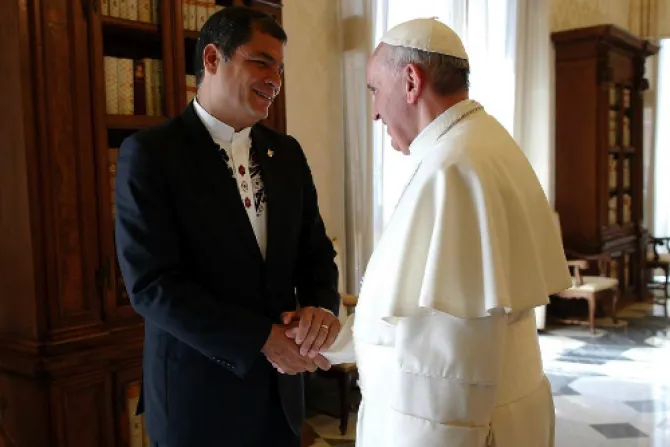 Francisco dialoga con Correa sobre aportes de la Iglesia en Ecuador