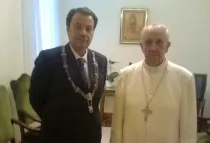Papa Francisco junto al Dr. José María Simón Castellví