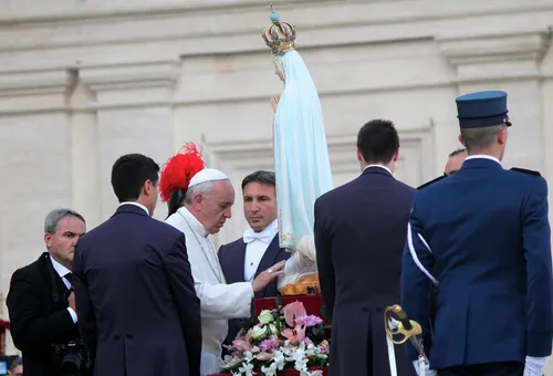 Papa Francisco a los pies de la imagen original de la Virgen de Fátima. Foto: ACI Prensa?w=200&h=150