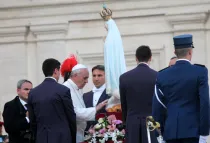 Papa Francisco a los pies de la imagen original de la Virgen de Fátima. Foto: ACI Prensa
