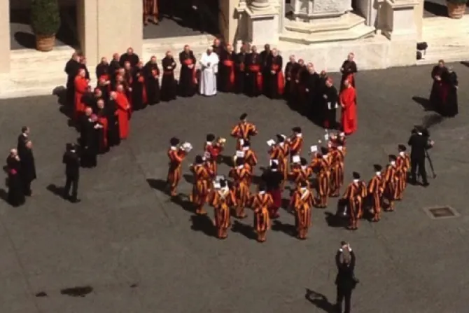 Guardia Suiza canta al Santo Padre en onomástico de San Jorge