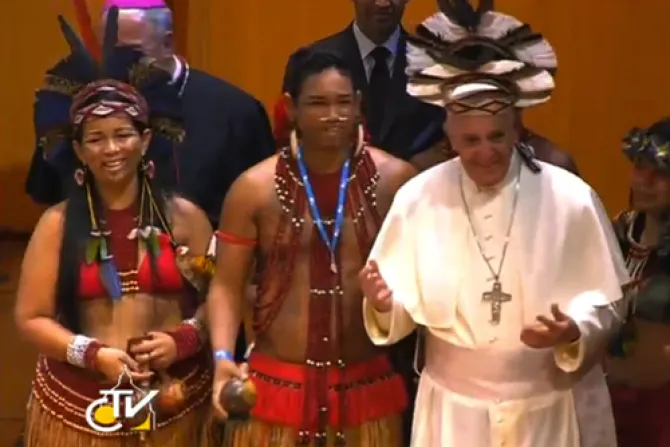 VIDEO: Papa Francisco recibe el cariño de niñas e indígenas brasileños