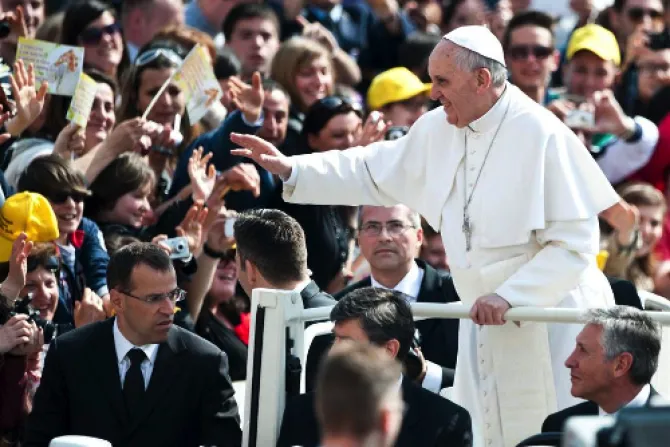 El Papa pide a multitud aclamar a Jesús en lugar de corear el nombre de “Francisco”