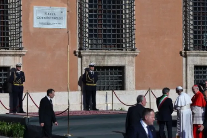 Papa Francisco inaugura Plaza Juan Pablo II en Roma