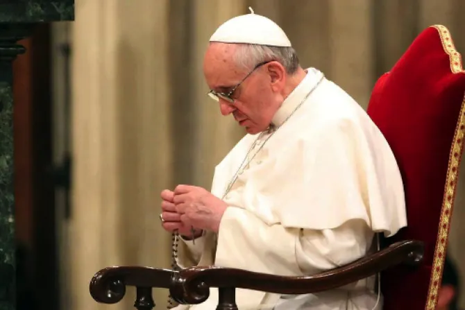 El Papa exhorta a la familia a rezar el rosario