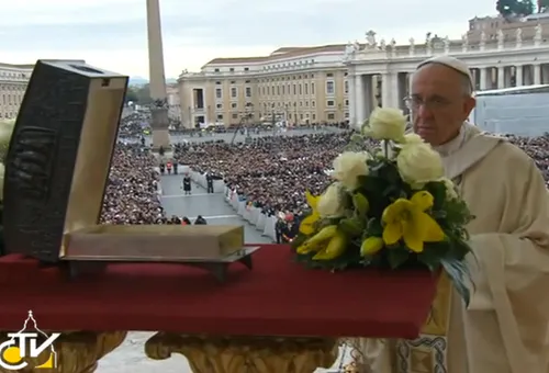 Papa Francisco frente a las reliquias de San Pedro. Imagen: Captura Youtube?w=200&h=150