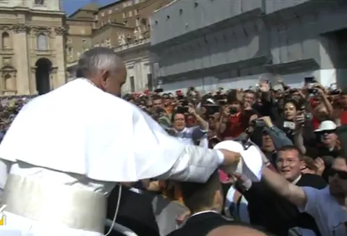 Papa Francisco intercambiando su solideo. Foto: Captura de YouTube?w=200&h=150