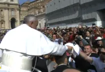 Papa Francisco intercambiando su solideo. Foto: Captura de YouTube