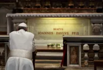 El Papa Francisco reza ante la tumba de Juan Pablo II