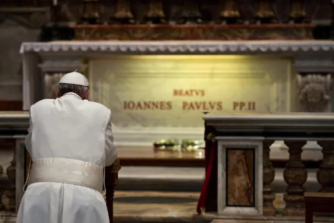 Papa Francisco visita tumba de Juan Pablo II en aniversario de su muerte