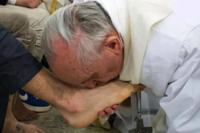El Papa impactó a menores reclusos al lavarles los pies y pedirles que recen por él