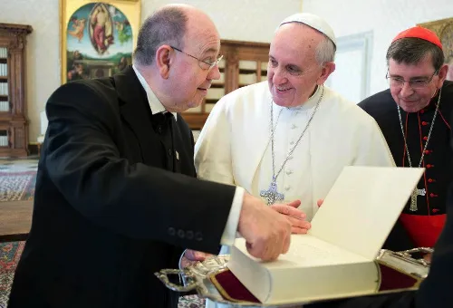 Papa Francisco junto a Nikolaus Schneider. Foto: News.va?w=200&h=150
