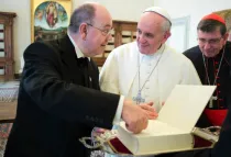 Papa Francisco junto a Nikolaus Schneider. Foto: News.va